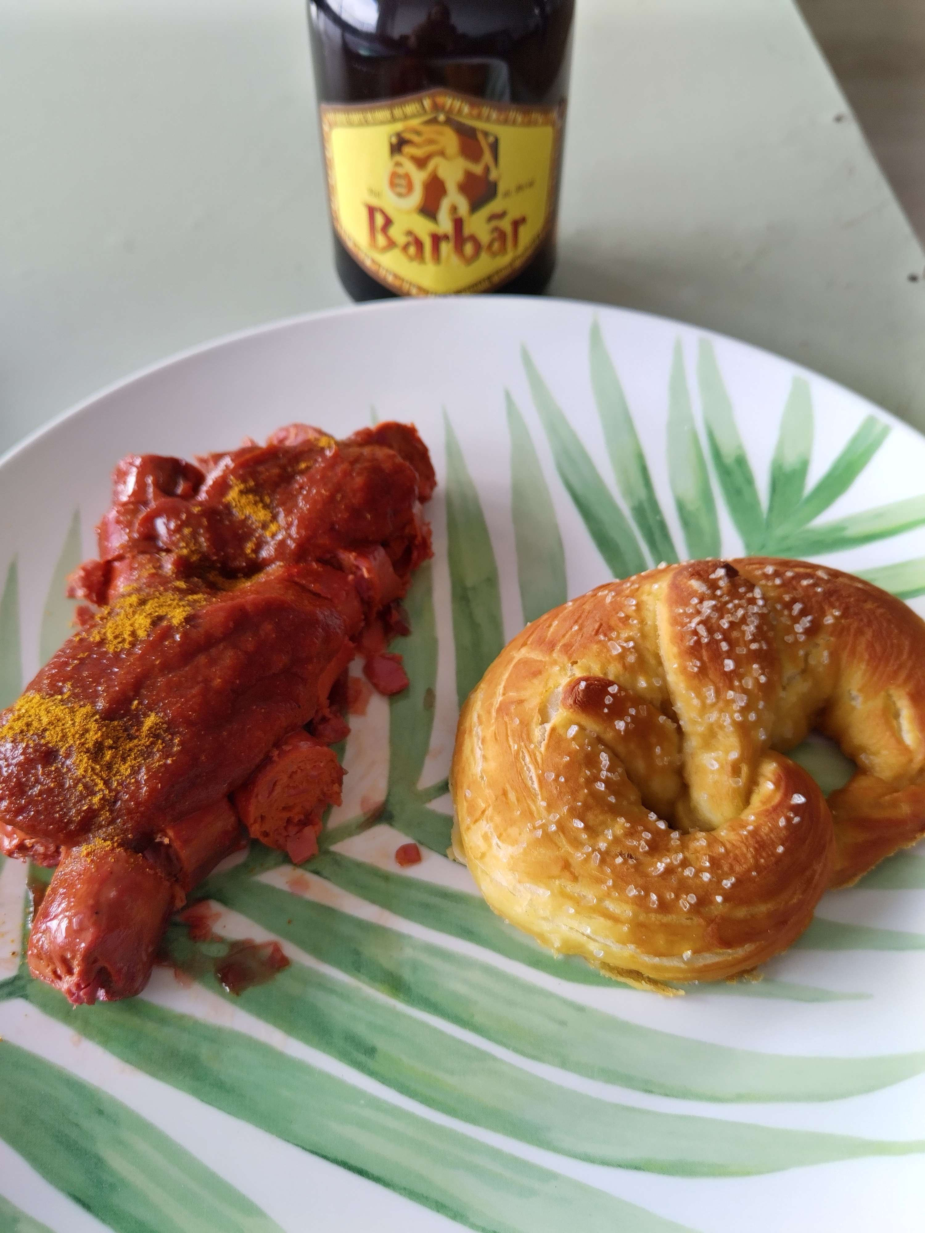 Image of Vegan Currywurst mit Brezel